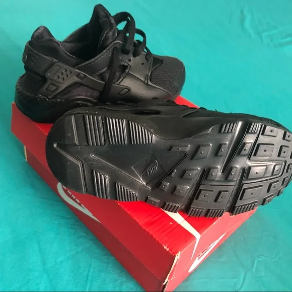 Boys - Size 11C Nike Air Huarache Triple Black Sneakers - Picture 4 of 9